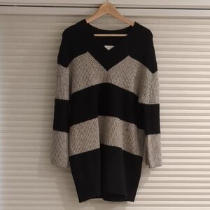 Topshop Black and Gray V-Neck Sweater
